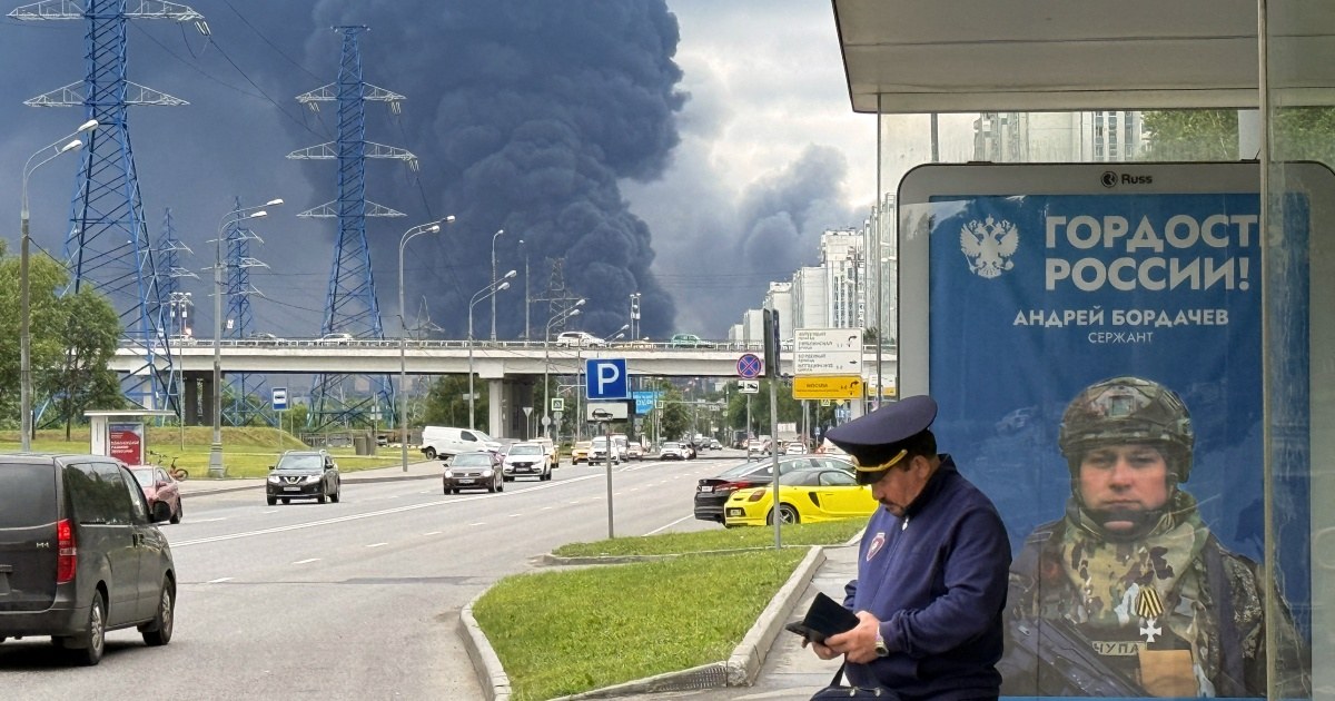 Пошкоджений нафтопереробний завод після удару