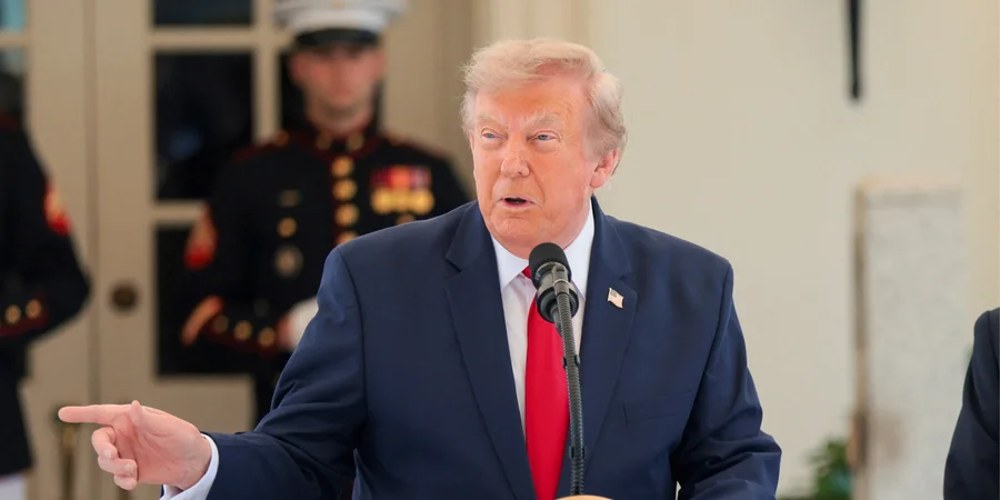 Дональд Трамп біля Білого дому на тлі повідомлень про удари в Ормузькій протоці