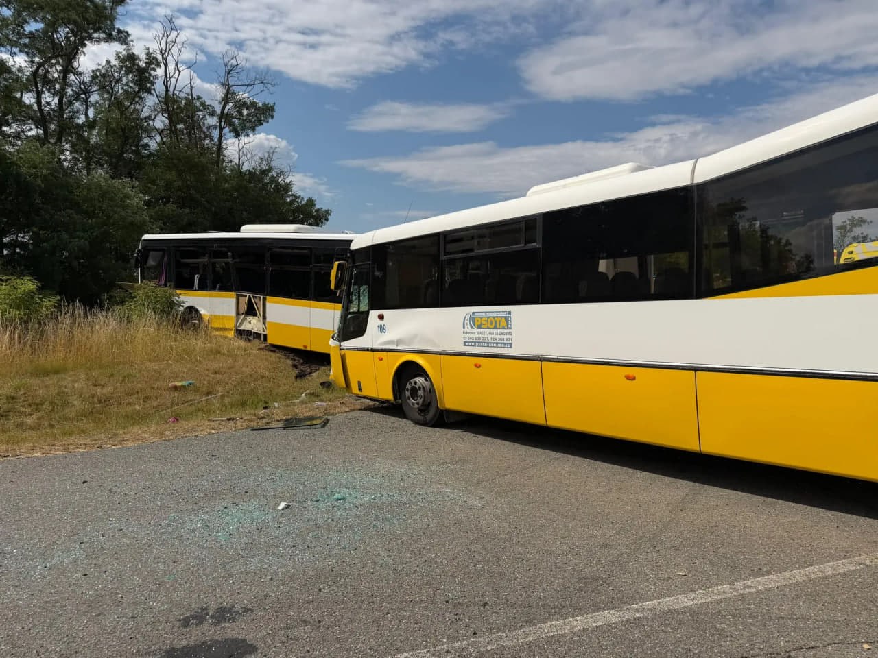 Місце аварії двох пасажирських автобусів на дорозі між Брно та Зноймом