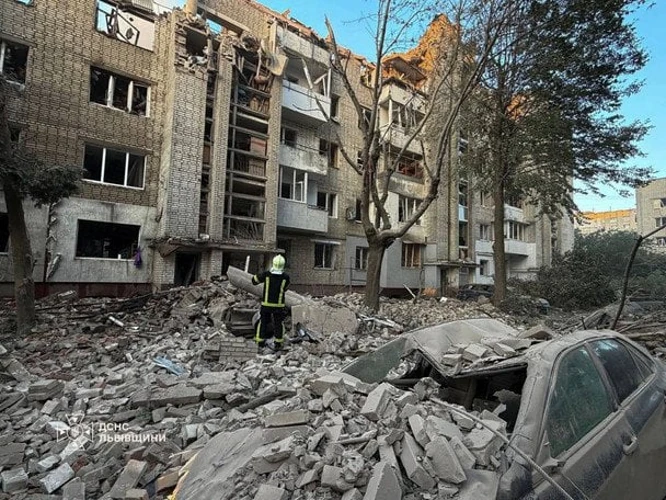 Рятувальник поруч з уламком російської крилатої ракети на місці влучання в багатоквартирний будинок у Львові, 30 липня 2026