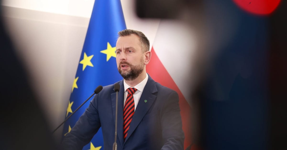 Міністр оборони Польщі Владислав Косіняк-Камиш на колінах перед хрестом під час урочистостей у місті Олика на Волині