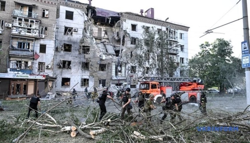 Наслідки російського удару по житловому кварталу Запоріжжя: зруйновані поверхи п'ятиповерхового будинку, пошкоджена
