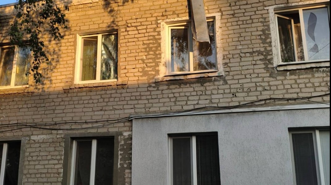 Пошкоджені двоповерхові багатоквартирні будинки у селищі Шевченкове після ракетного удару 20 липня 2026 року