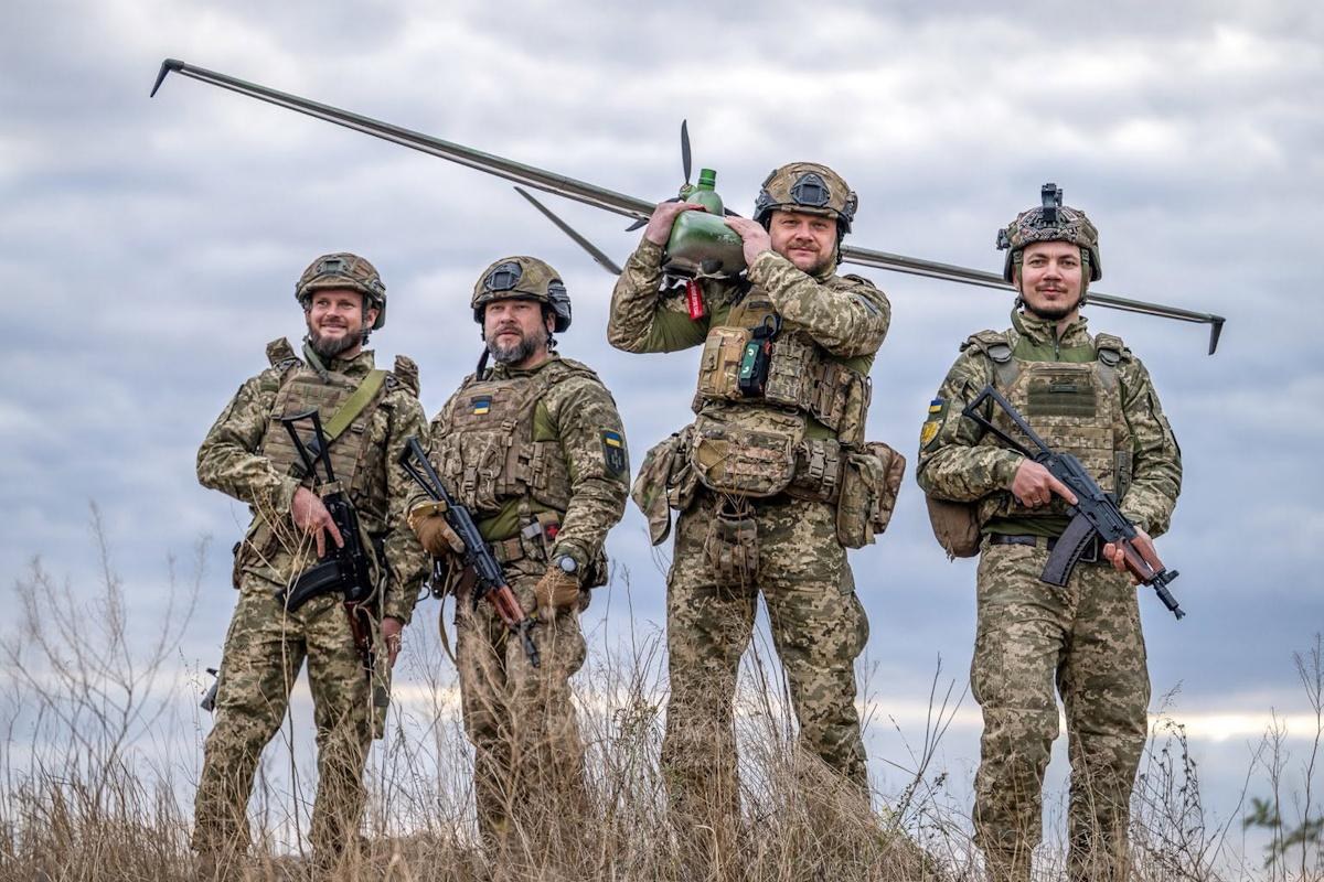 Безпілотник середньої дальності на тлі неба
