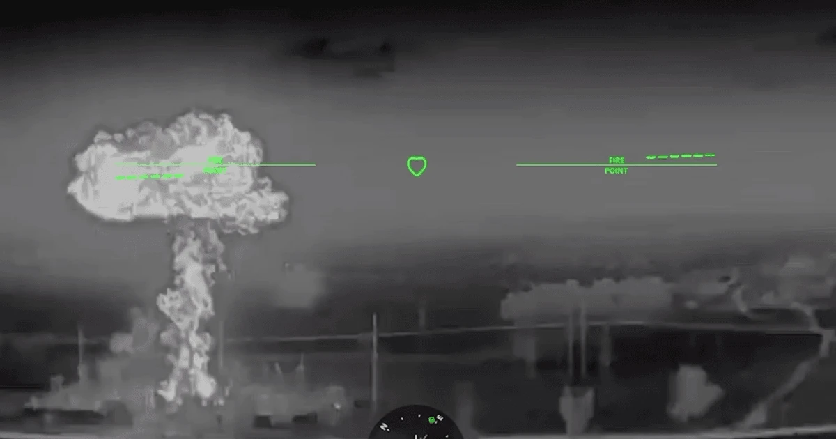 Скриншот відео моменту ураження енергооб'єкта внаслідок атаки дронів СБС