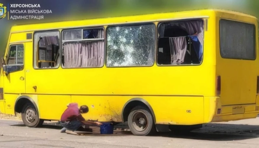 Пошкоджений маршрутний автобус у Дніпровському районі Херсона після удару безпілотника