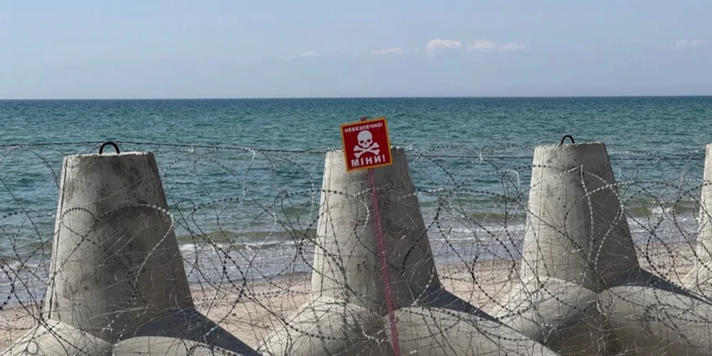 Огороджена ділянка узбережжя біля села Коблеве з попереджувальними знаками мінної небезпеки