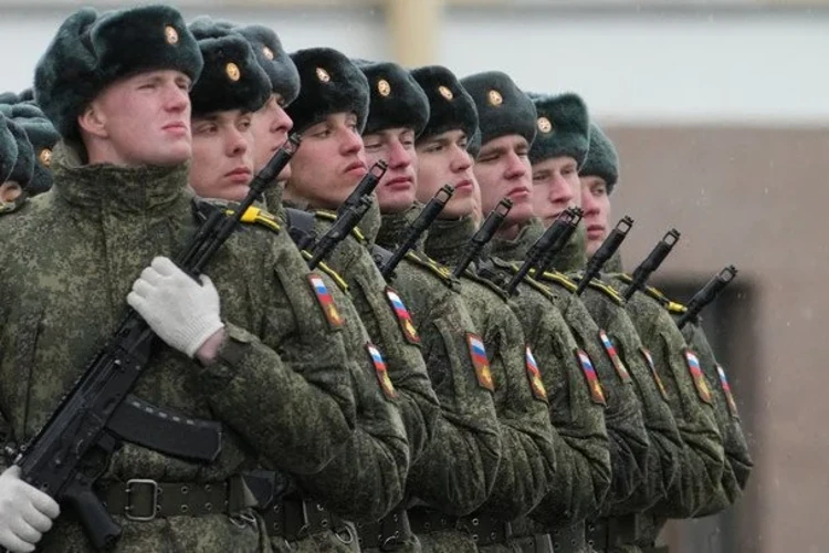 Російські солдати на фоні військової техніки (джерело фото: © Associated Press)