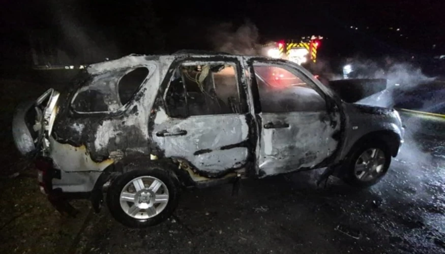 Пошкоджений цивільний автомобіль після влучання російського безпілотника у Сумах.