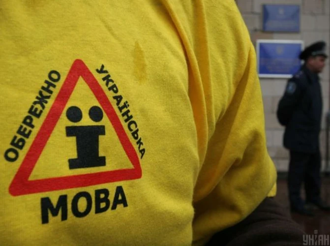 Доросла жінка агресисно звертається до неповнолітніх на вулиці у Львові через їхнє спілкування російською мовою