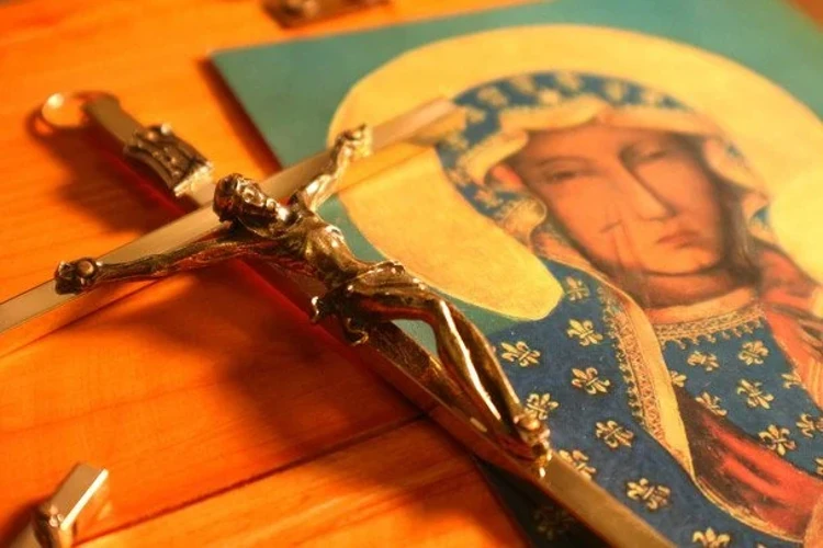 Ікона Воздвиження Хреста Господнього із зображенням патріарха, який піднімає Хрест на піднесенні