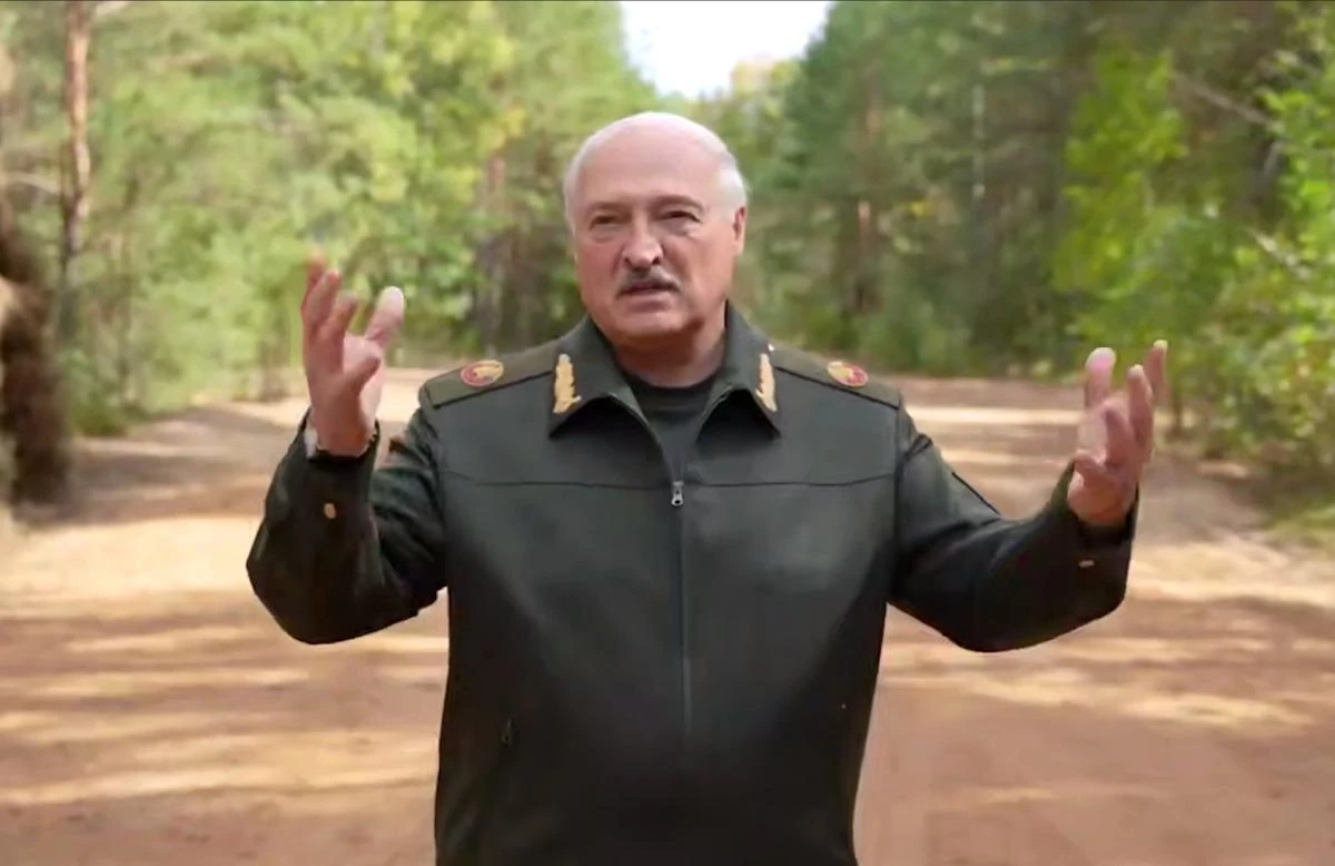 Олександр Лукашенко під час наради з військовими на полігоні Обуз-Лісновський 11 вересня