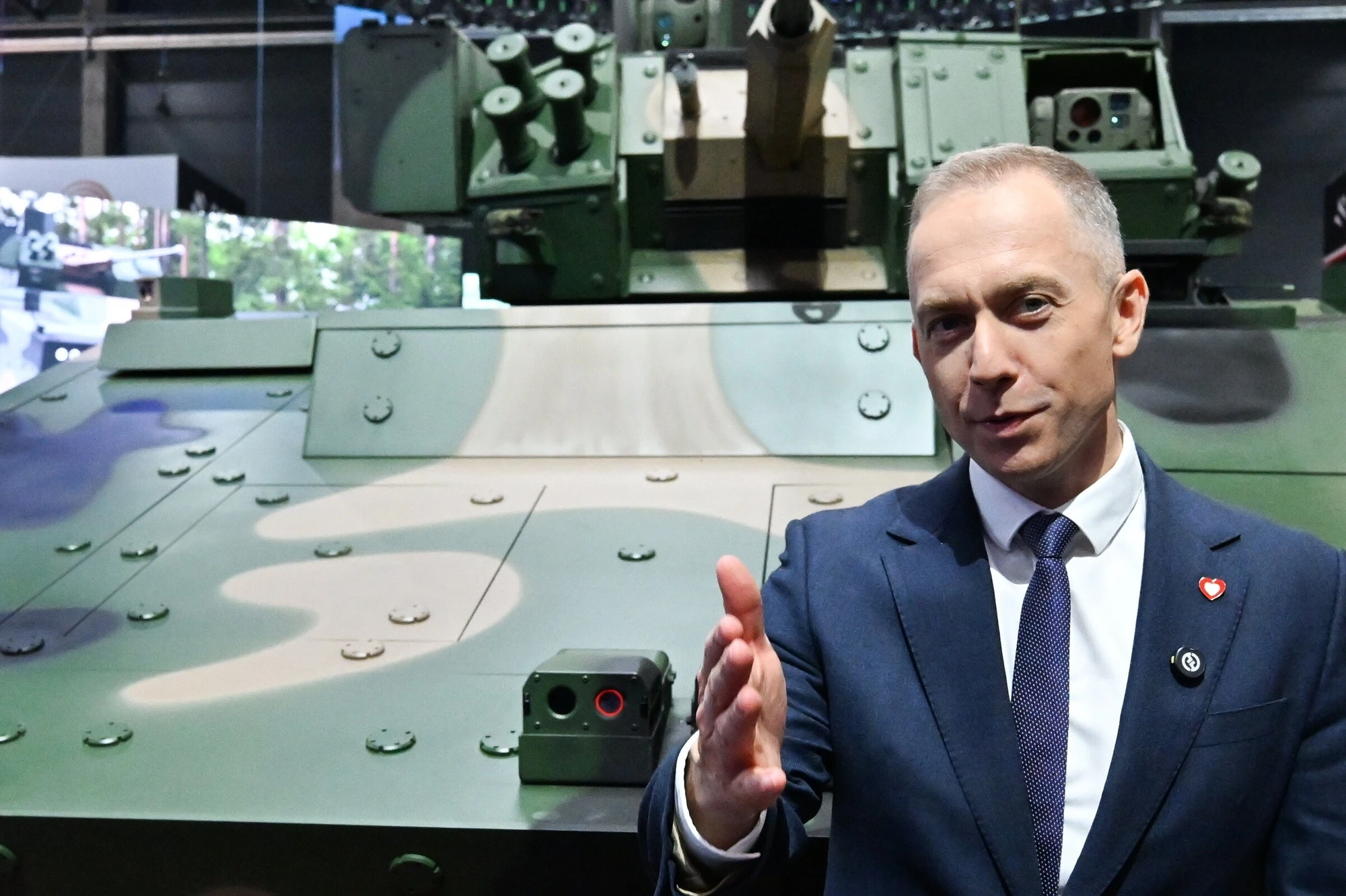Польський винищувач у повітрі на тлі символіки НАТО, що ілюструє нову процедуру ідентифікації повітряних цілей