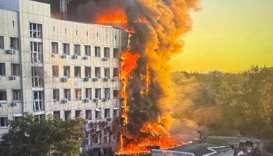 Пошкоджена адмінбудівля ДТЕК Павлоградвугілля у Павлограді після влучання безпілотника