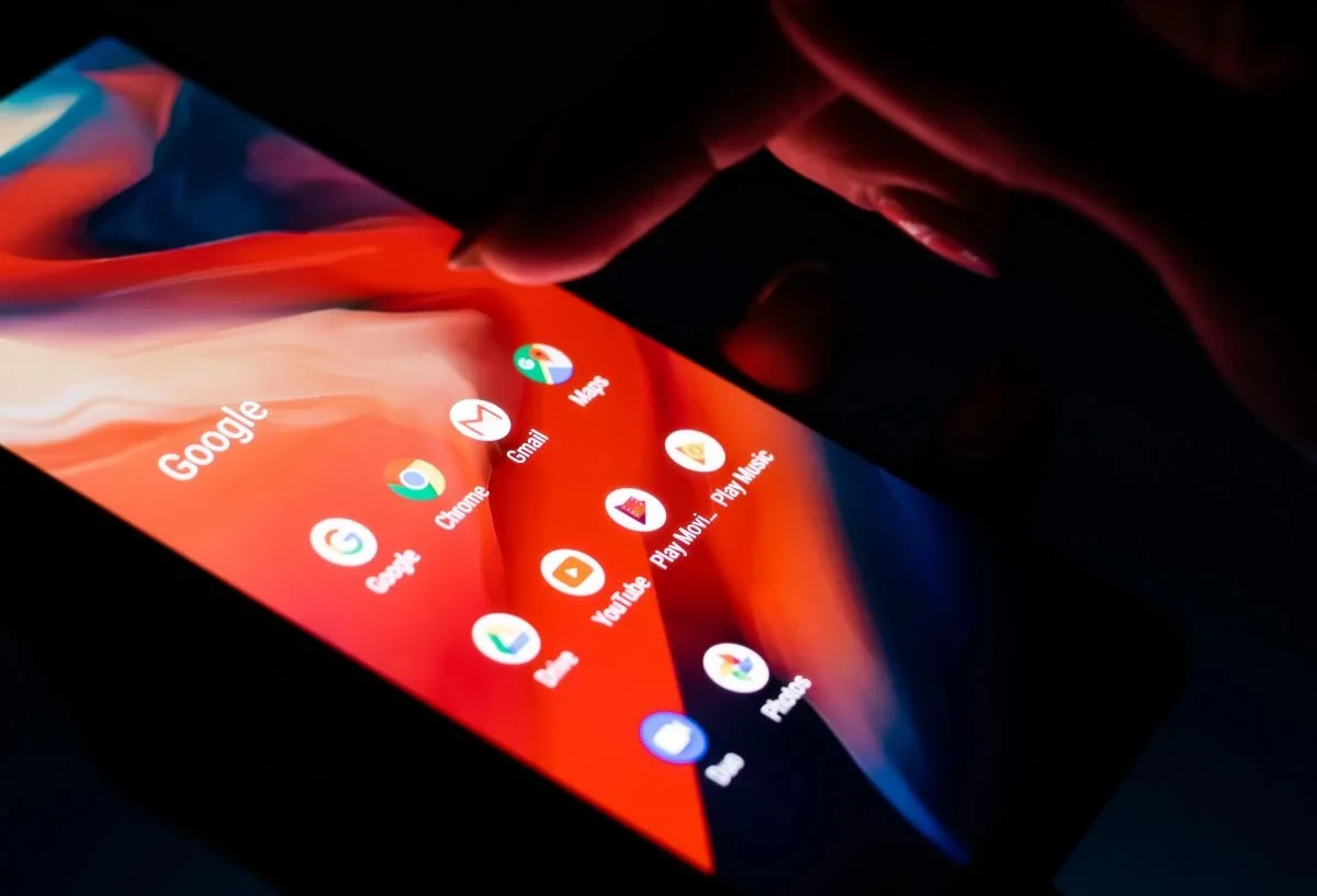 Смартфон Android з номером телефону, пов'язаним з обліковими записами Google