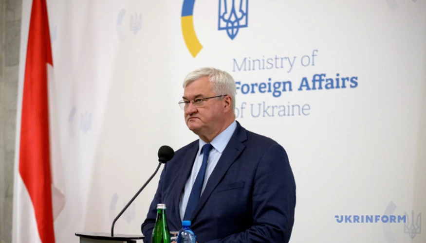 Андрій Сибіга під час спілкування з журналістами