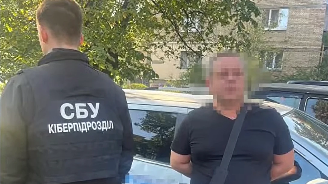 Підозрюваний киянин на тлі авто (скріншот з відео СБУ)