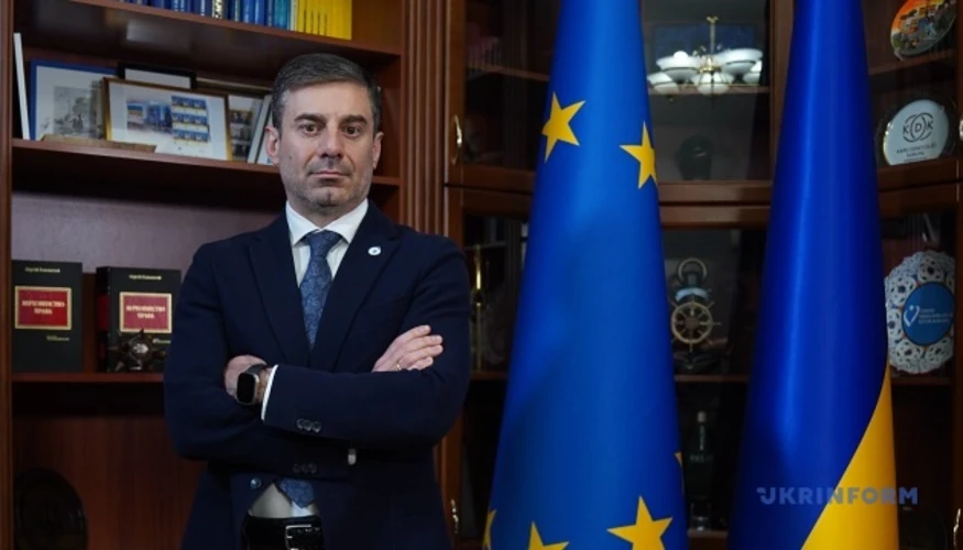 Двадцять п'ять пасажирів біля залізничної колії після евакуації з поїзда «Львів – Чернівці»